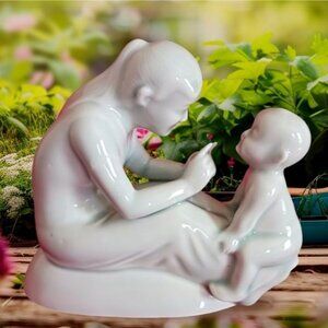 Figurine mother with child the mother holds her child with her feet